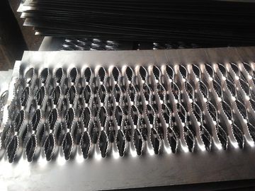 China Aluminium-/galvanisierte/Edelstahl-Antibeleg-Treppen-Schritte für Treppen-und Boden-Gebrauch fournisseur